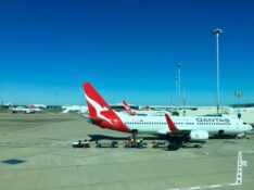 Qantas 737 at BNE airport