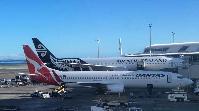 Qantas 737 and Air New Zealand 777 at Auckland Airport