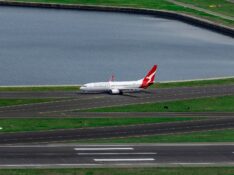 Qantas 737 taxis to runway 34R at Sydney Airport