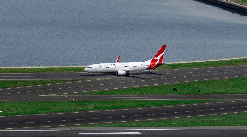 Qantas 737 taxis to runway 34R at Sydney Airport