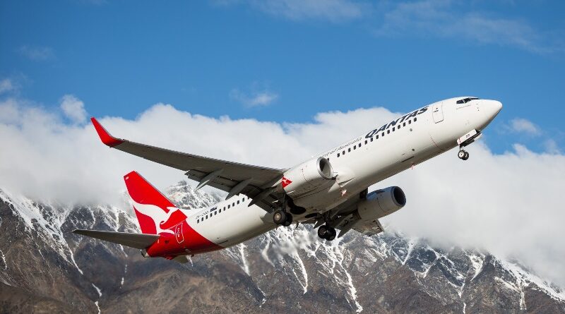 Qantas Boeing 737-800 takes off from Queenstown