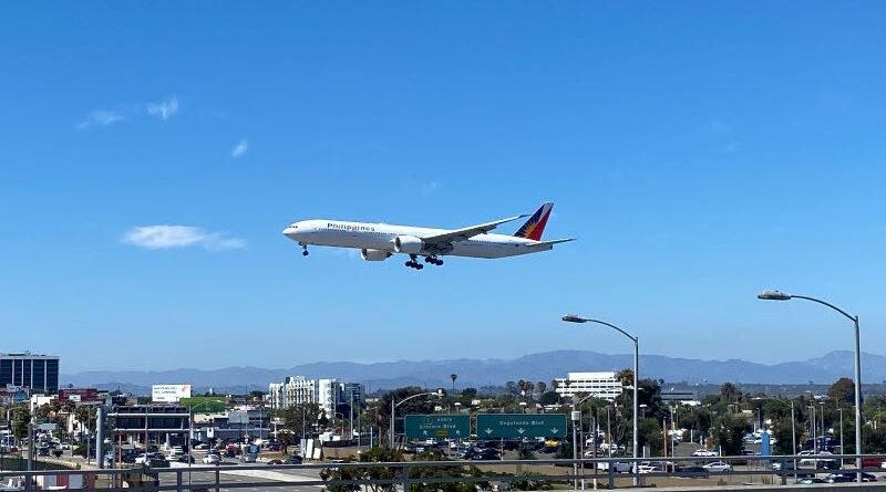 Philippine Airlines Boeing 777 lands at LAX