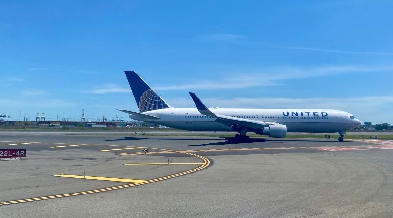 United Boeing 767 at Newark Airport