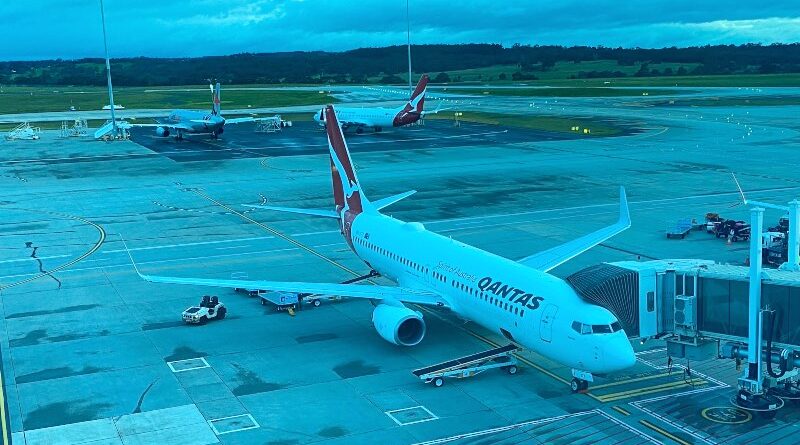 Qantas Boeing 737-800 at Melbourne Airport