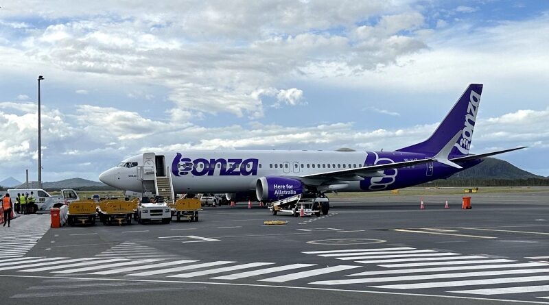 Bonza Boeing 737-8 at MCY