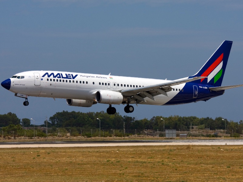 MALÉV Hungarian Airlines Boeing 737