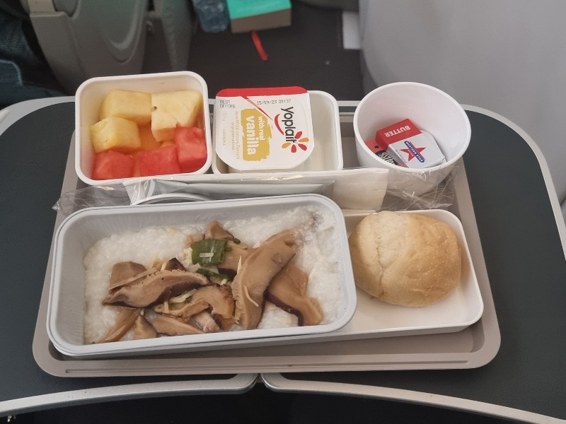 Economy Class breakfast on Cathay Pacific