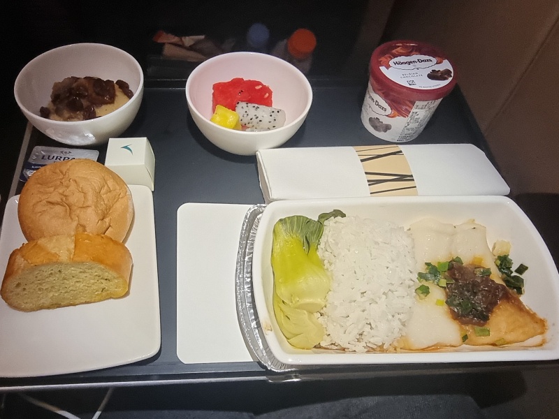 Cathay Pacific Premium Economy dinner service on CX111