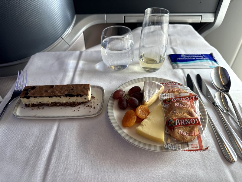 Dessert in Singapore Airlines Business Class: Cookies and cream cheesecake with cheese and crackers