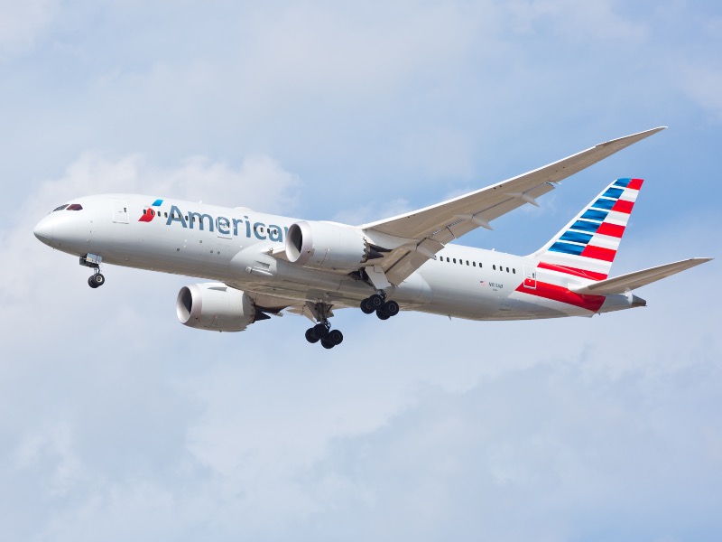 American Airlines Boeing 787 landing at Chicago O'Hare Airport