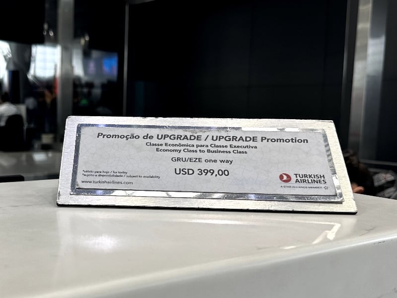 Turkish Airlines sign offering last-minute upgrades to Business Class at check-in at Guarulhos Airport