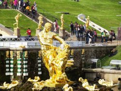 Peterhof Samson Fountain 1 Samson opening jaws of lion.jpg