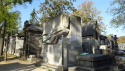 Père Lachaise Cemetery Paris - Oscar Wilde's Tomb 2018.jpg