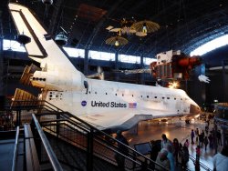 Shuttle Discovery Udvar-Hazy Washington.jpg