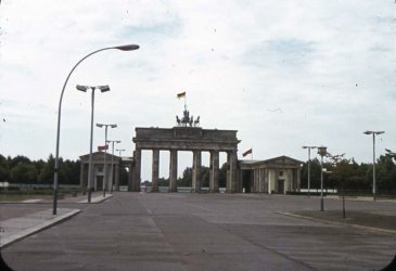 1977 July, East Berlin 022, Brandenburger Tor.jpg