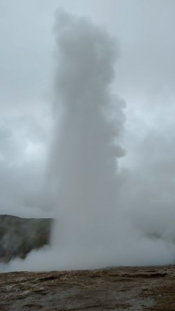 22 Strokkur geysir eruption.jpg