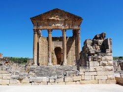 Dougga Capitol from front 2.jpg