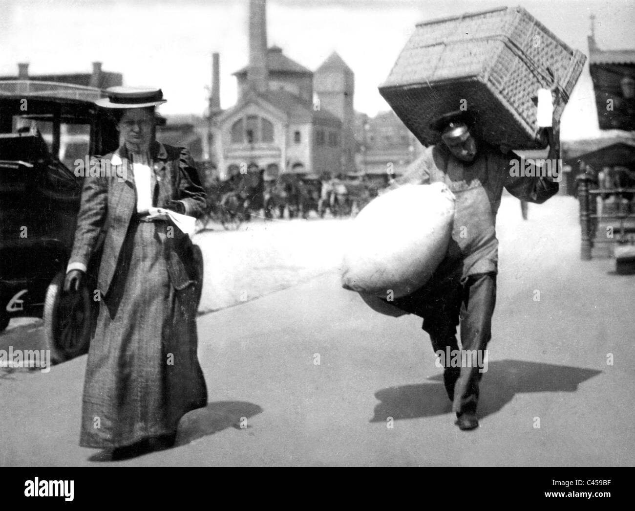 porter-carries-luggage-1909-C459BF.jpg