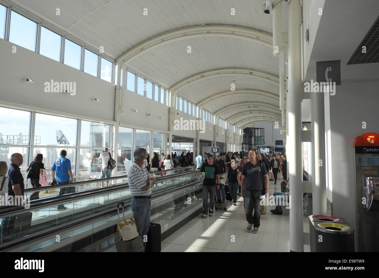 kingsford-smith-sydney-airport-terminal-2-E98TW9.jpg