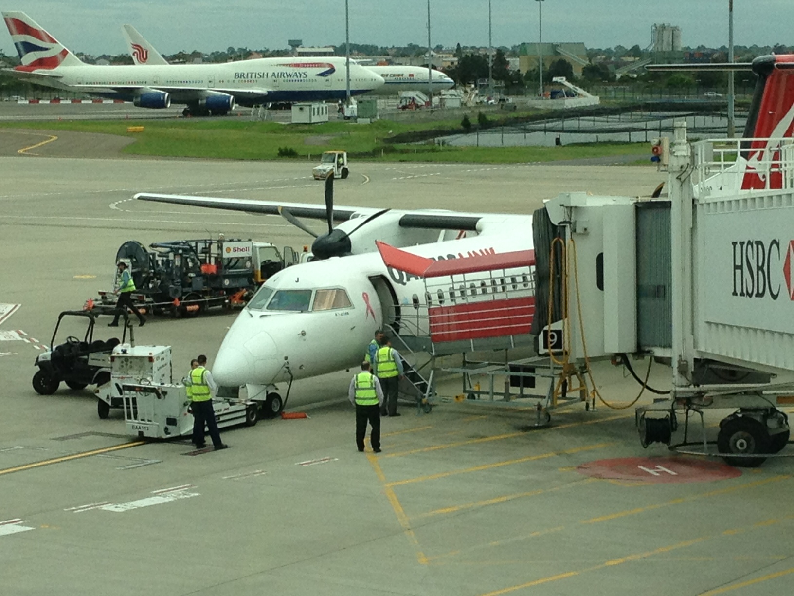 Quantas-DASH-8-Gantry.jpg