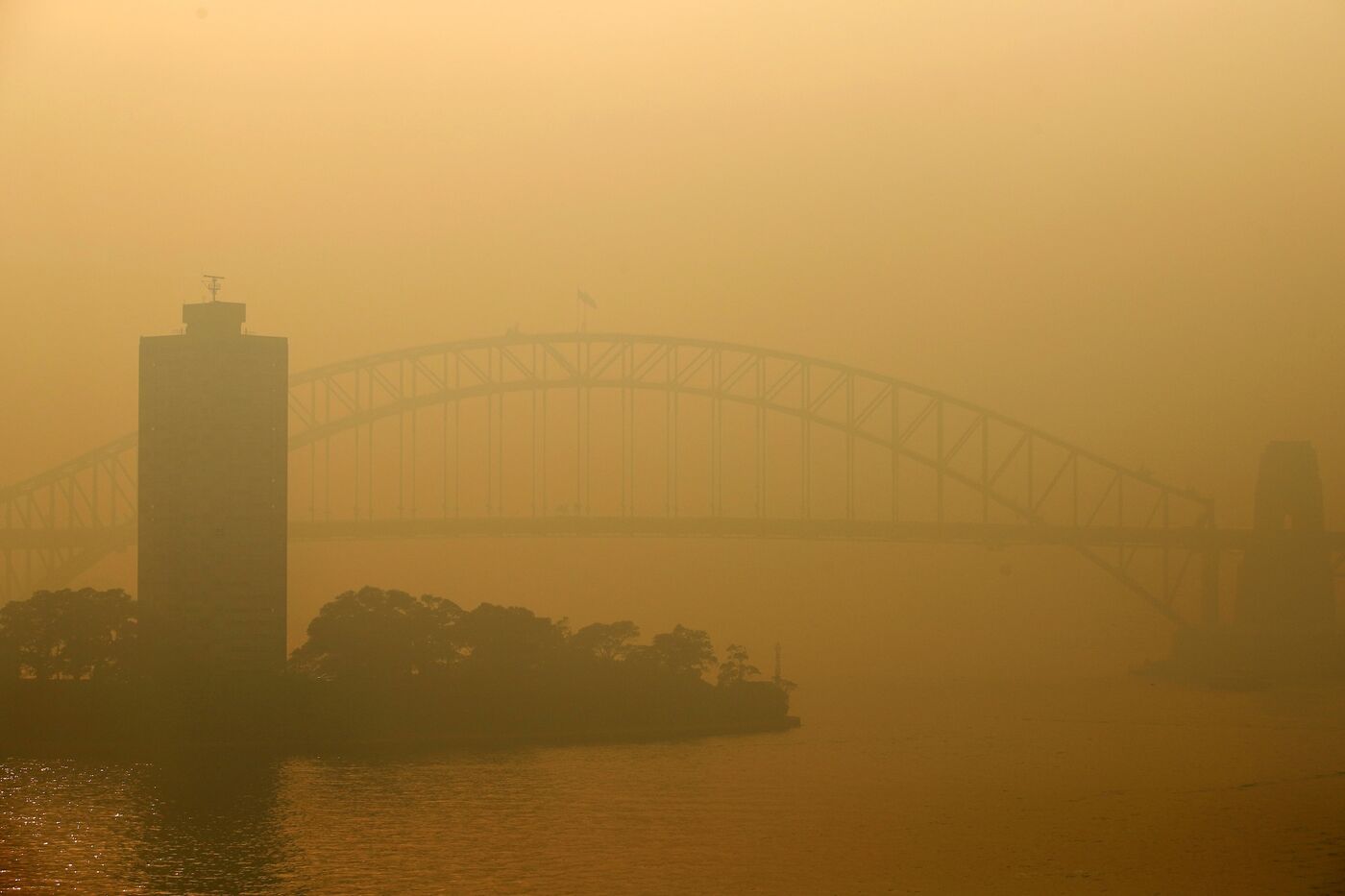 Smoke Blankets Sydney As Bushfires Rage In Eastern Australia