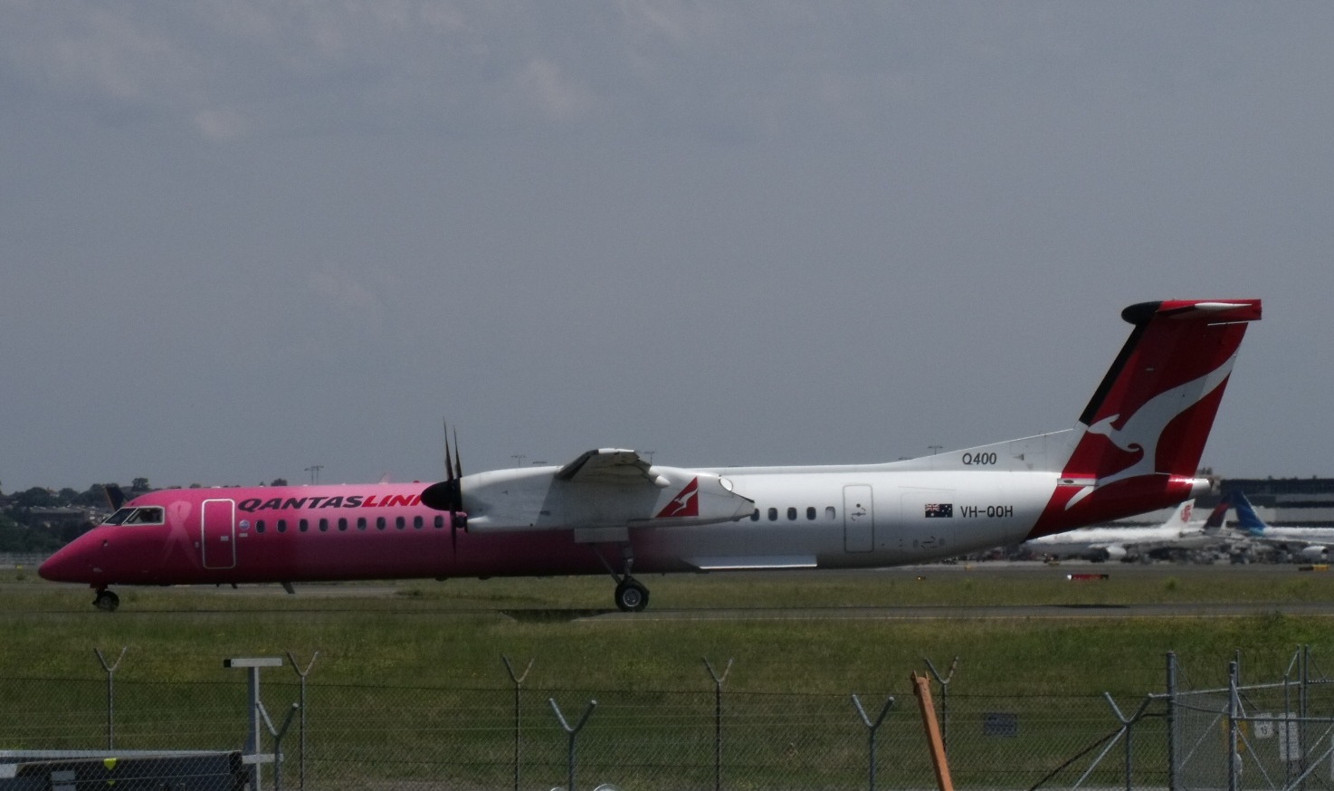 Qantas_Bombardier_Dash_8-Q400_VH-QOH_Sydney_Airport.jpg