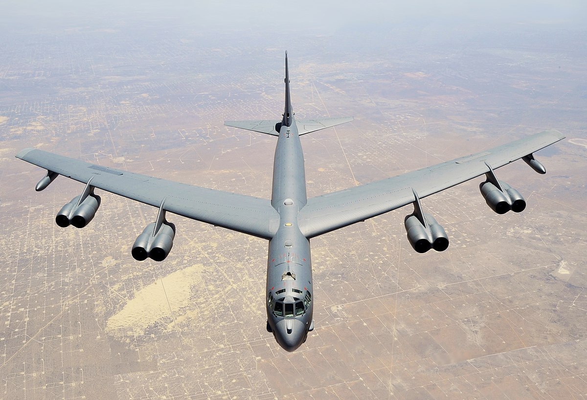 1200px-B-52_Stratofortress_assigned_to_the_307th_Bomb_Wing_%28cropped%29.jpg