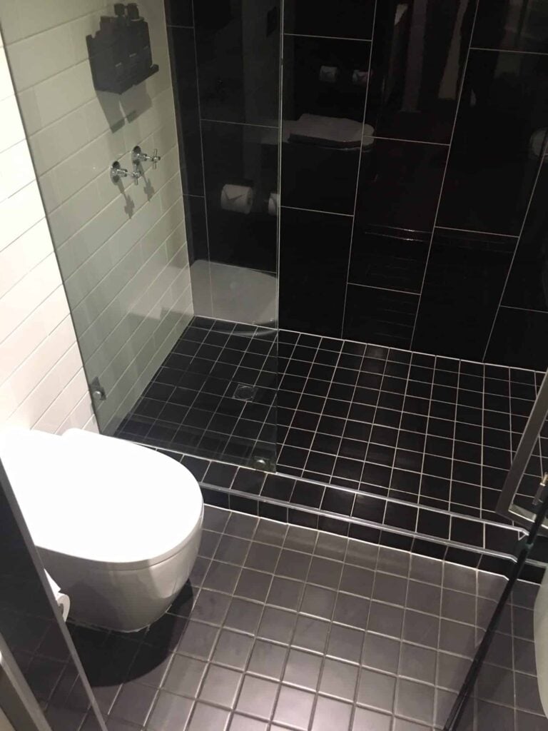 Shower suite in the Virgin Australia Lounge, Darwin
