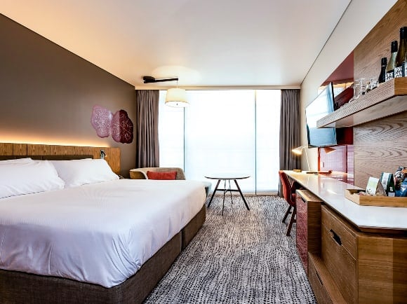 Earn 10 status credits for a 2-night stay at Crowne Plaza, Hobart