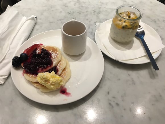 Hot pancakes with butter, maple syrup and berries + Bircher muesli with passionfruit in the Qantas Business Lounge