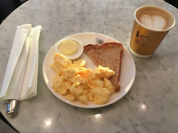 Scrambled eggs and coffee in the Qantas Business Lounge