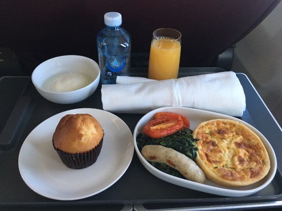 Qantas business class breakfast on QF661