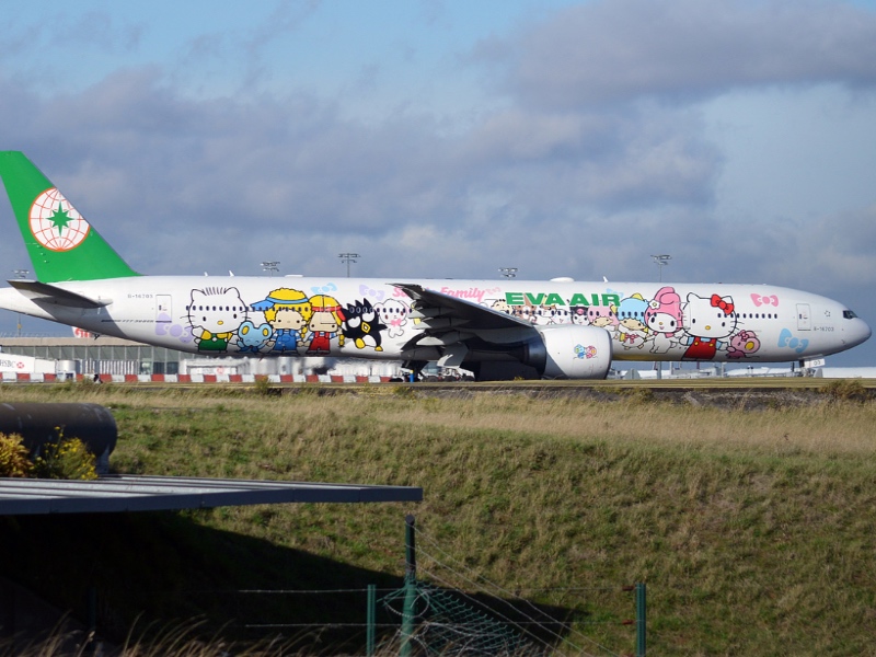 EVA Air 777 in Hello Kitty livery
