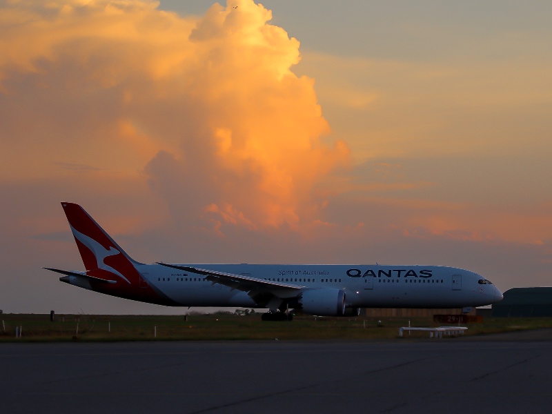 QF14 lands in Darwin
