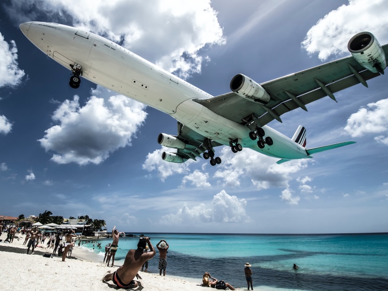 Air France A340 lands at St Maarten over beach