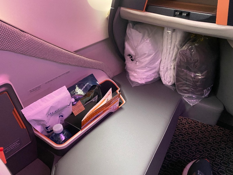 Side storage and amenities in Singapore Airlines A380 Business Class