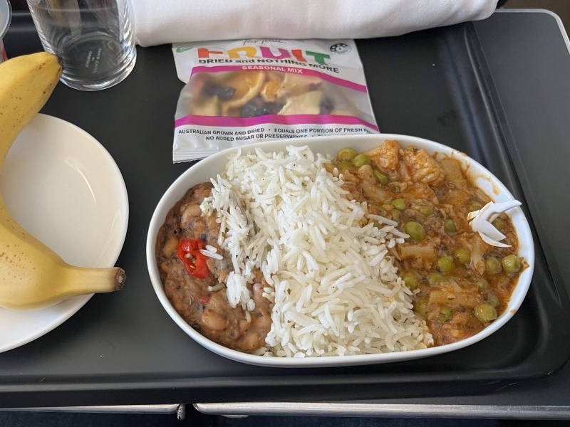 JessicaTam's Qantas Business Class meal contained chunks of plastic